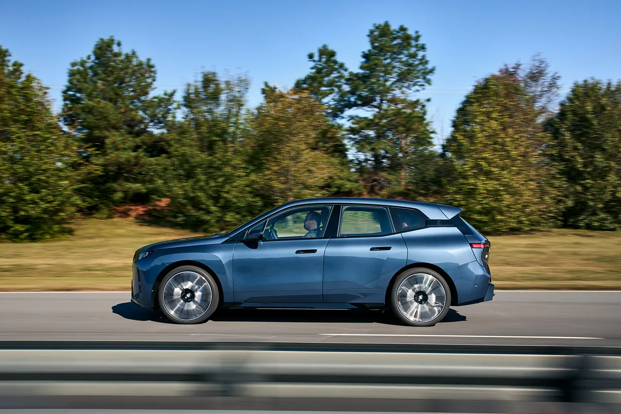 BMW iX 자동차 이미지