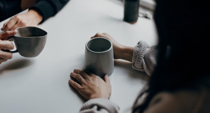 고객과-차를-마시고-있는-사진