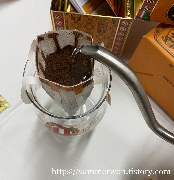 바샤커피 드립백 커피 내리는 사진