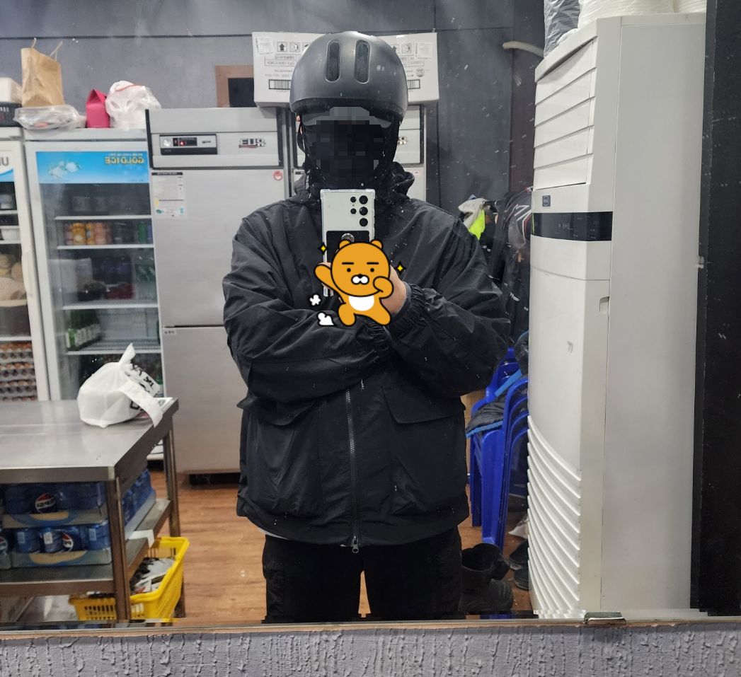 실제 전기자전거로 배달 투잡을 하고 있는 모습. 헬멧과 방한복을 착용한 배달러가 거울 셀카로 인증하고 있다.