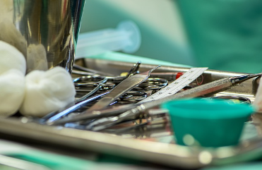 가슴성형수술 방법: 실리콘 보형물 vs 자가 지방 이식