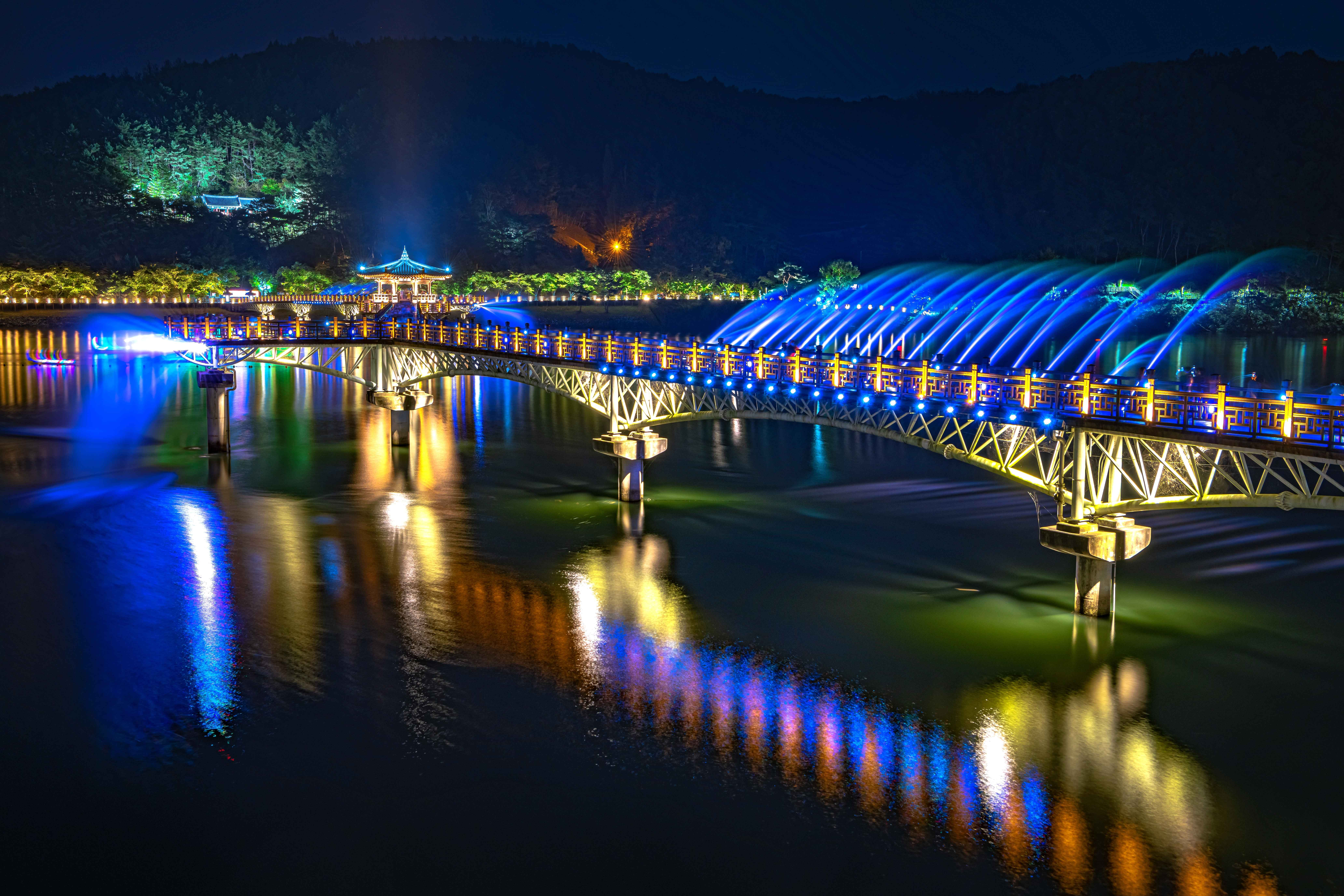 월영교의 밤은 데이트코스로 적격