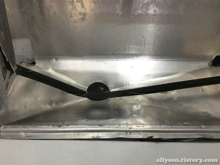 깨끗한-냉동실-배수구