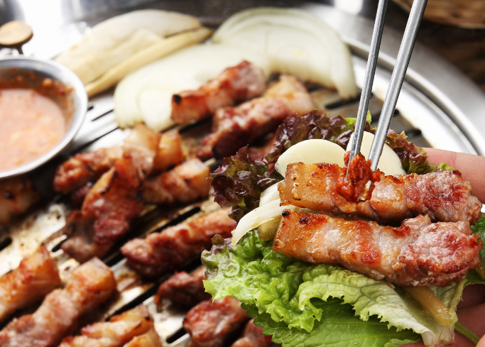 삼겹살과 상추쌈 관련 사진