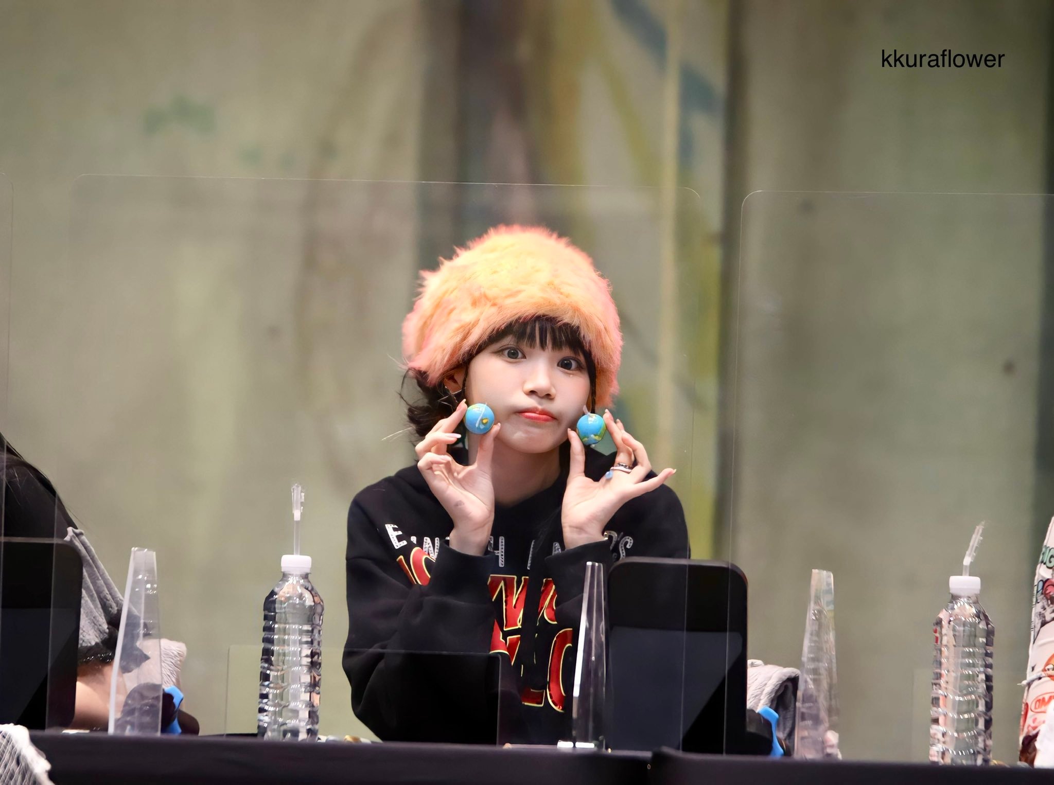 사탕으로 보이는 걸 볼에 두고