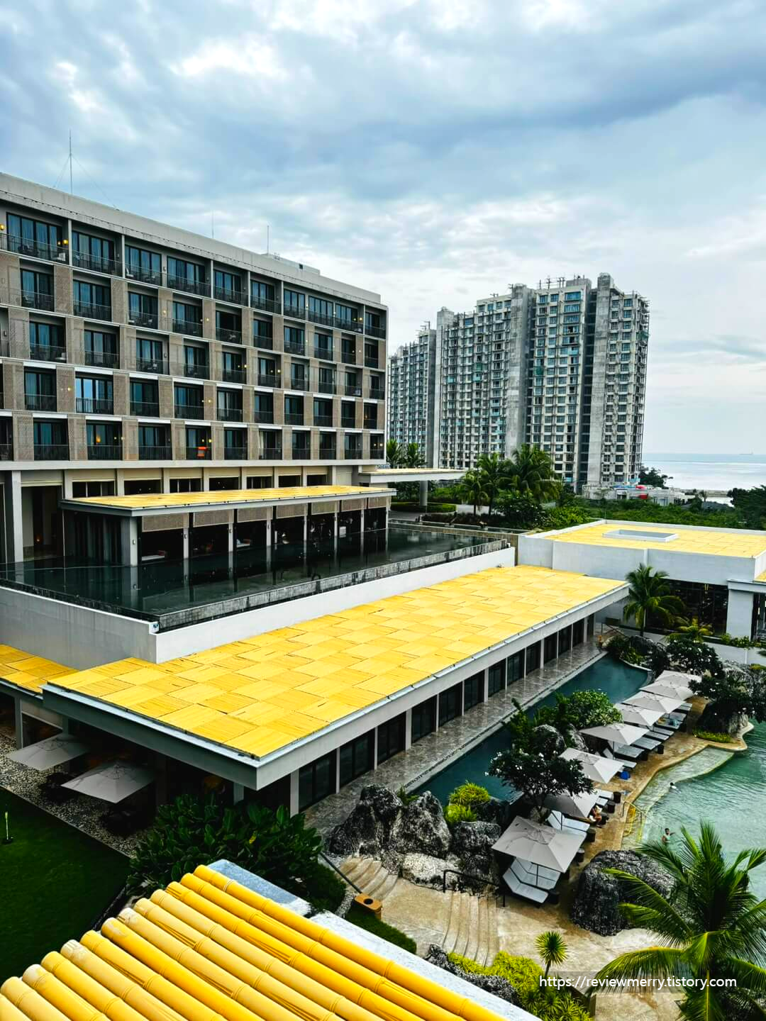 방에서 본 로비건물