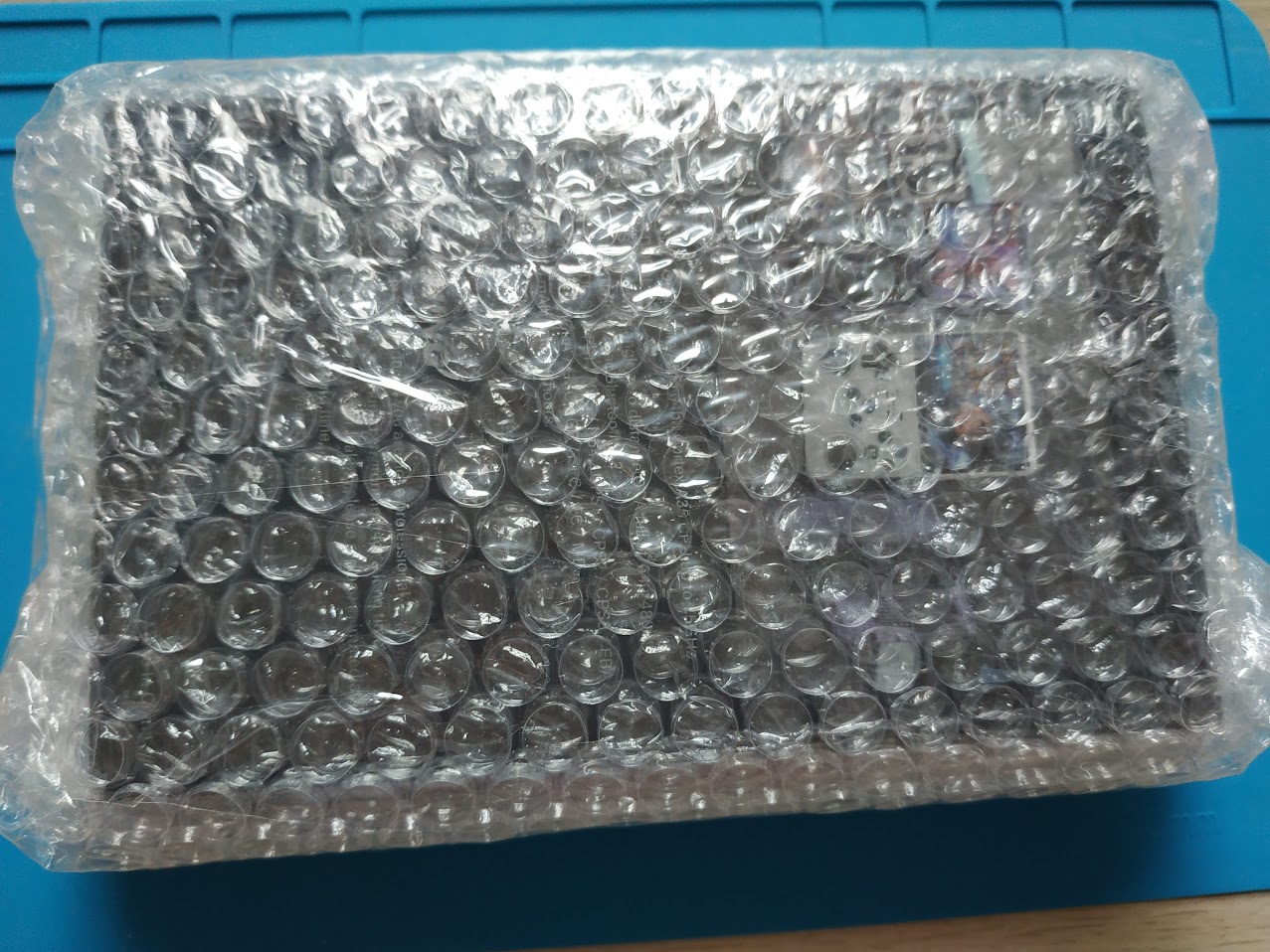 뽁뽁이로 포장된 팩키지.