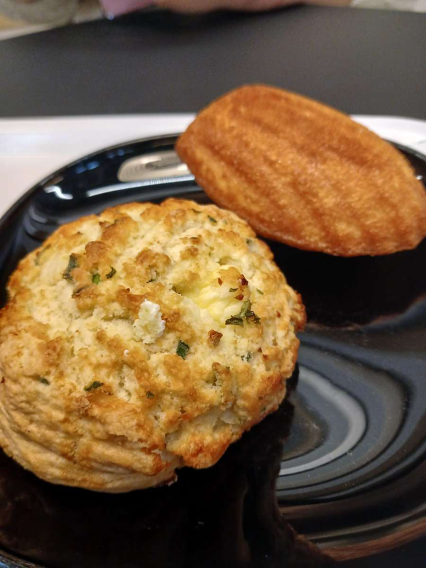 이케아카페 마들렌과 치즈스콘