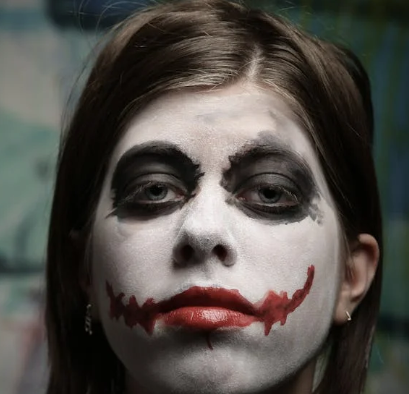 무서운 분장을 한 여자