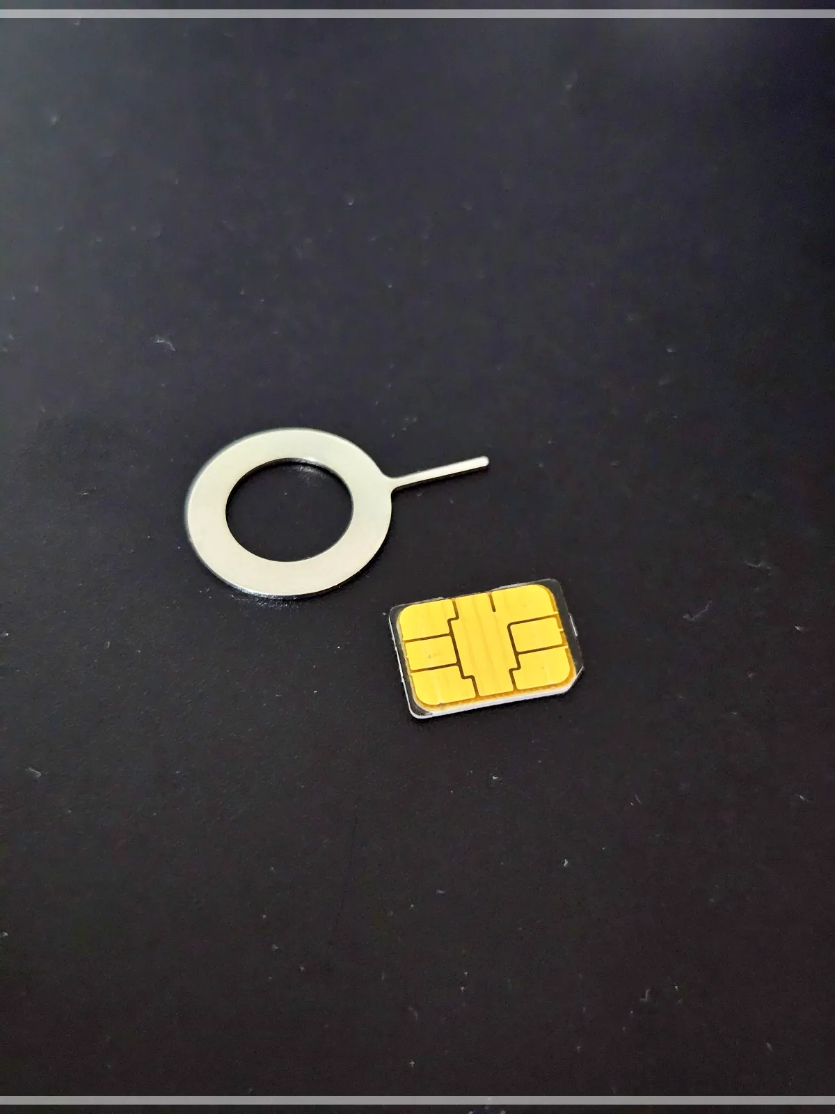 핸드폰에서-제거한-유심과-핀-모습