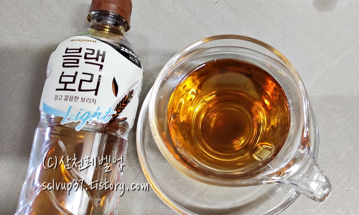 하이트진로 블랙보리 라이트 연한 검정보리차 한 잔