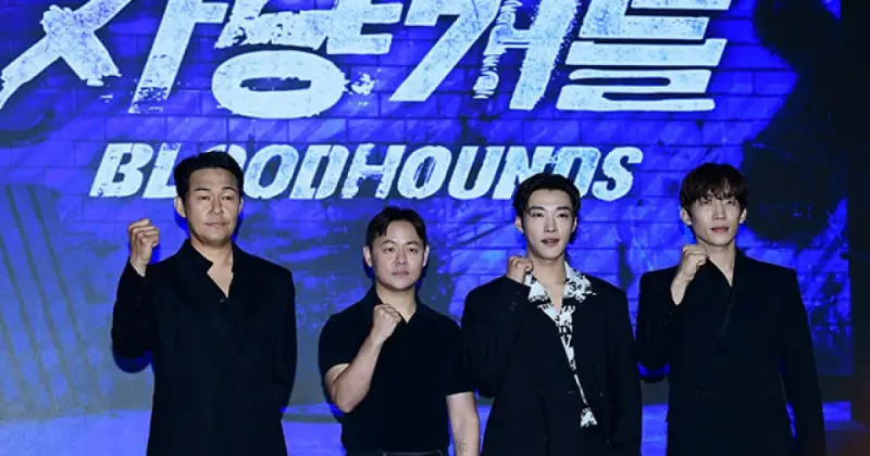 사냥개들 인터뷰 공간을 배경으로 가운데 오른손 주먹을 들어 올리고 사진을 찍은 김주한 감독과 좌측 박성웅 우측 우도환, 이상이