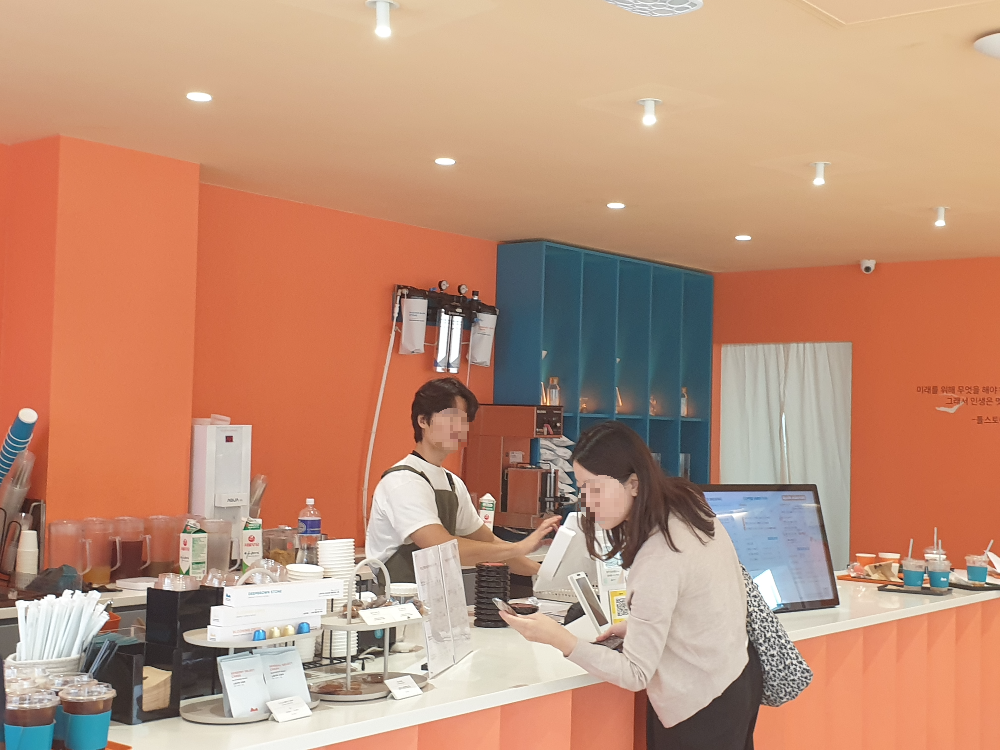 주문 받는 공간. 주황색 벽에 파란색 포인트