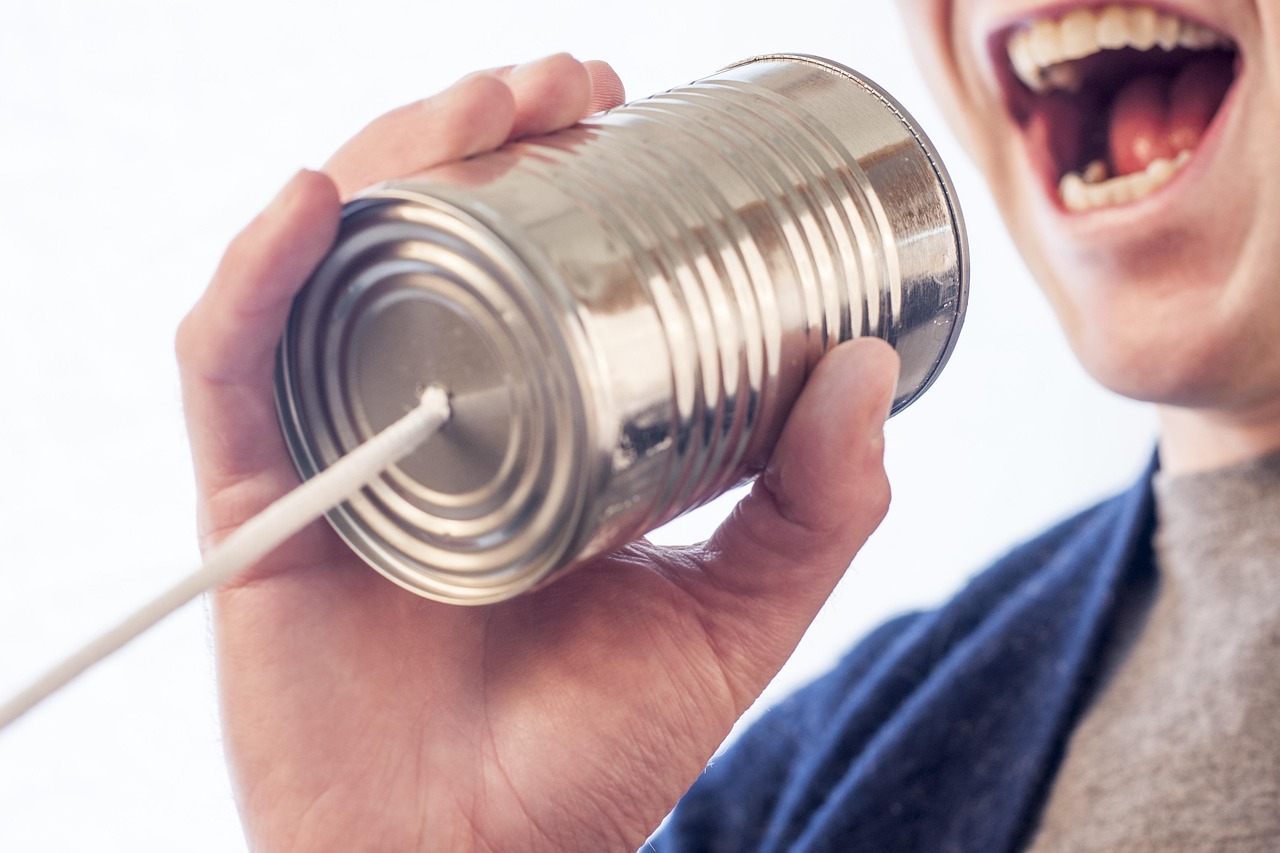 깡통 전화기로 말하는 사람, 영어 말하기 동사 say tell speak talk 학습