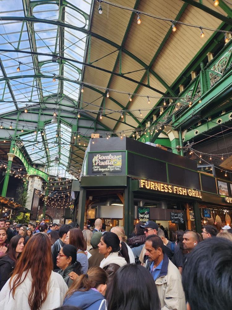 항상 손님으로 북적대는 활기찬 마켓&amp;#44; 빠에야/초코딸기로 유명한 런던의 버로우마켓&amp;#44; 사진 &copy; 가을연못 autumnpond24.com