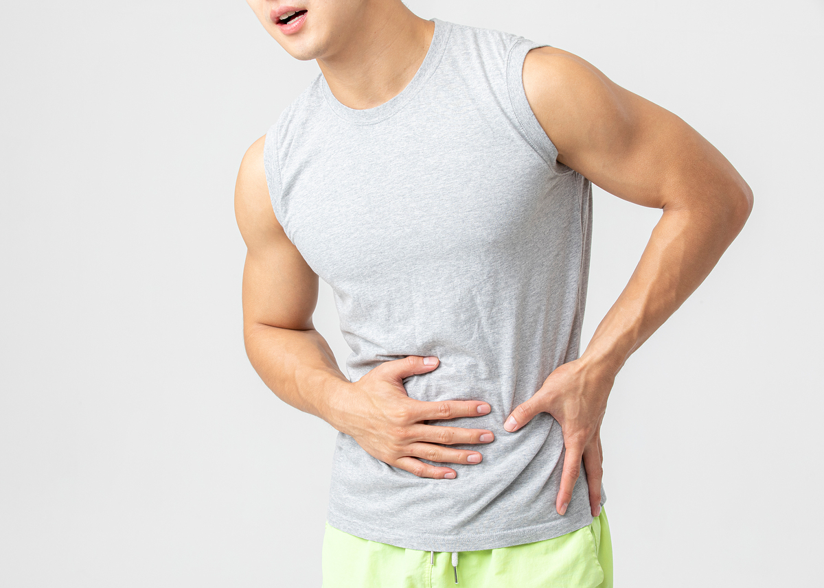 왼쪽 옆구리 통증 느끼는 남자 정면