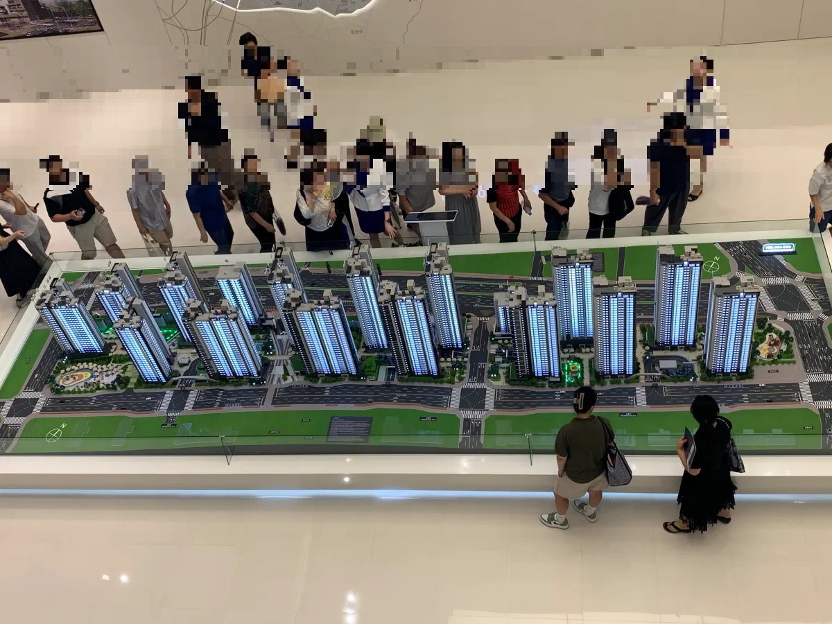 헤링턴스퀘어-모델하우스-내부-단지모형도-주변-사람들