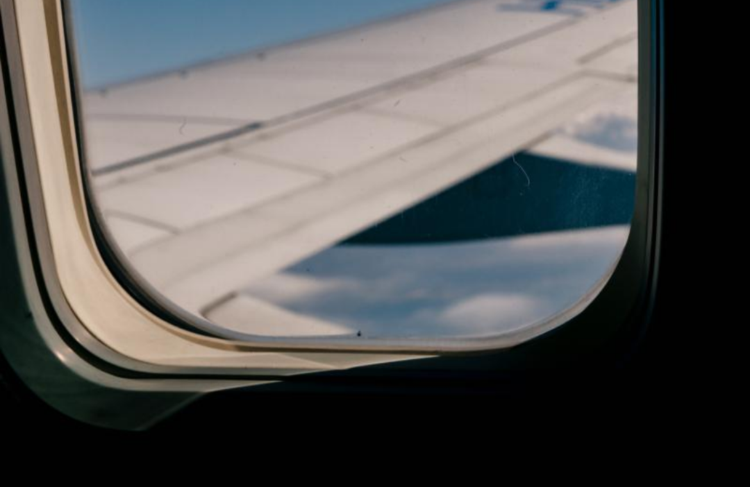 비행기 창문에서 바라본 하늘