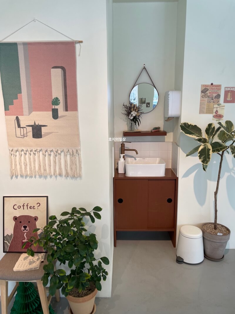 수원 브런치 카페 맛집 유유진진 - 청결한 매장