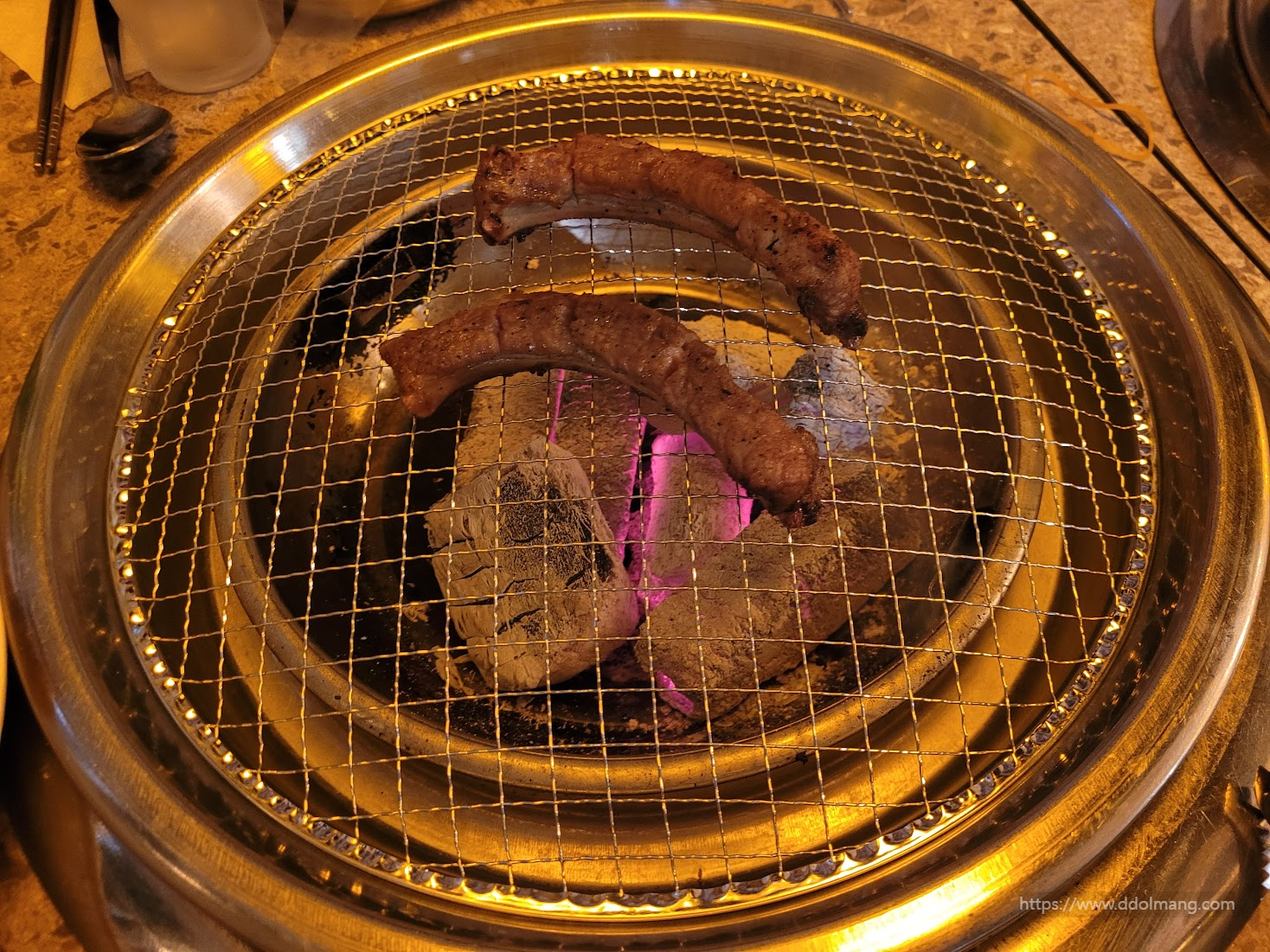 참숯에 쪽갈비가 구워지는 모습