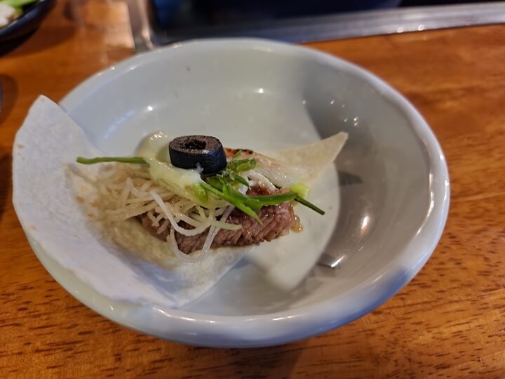 또티아에 싸먹는 양고기와 올리브