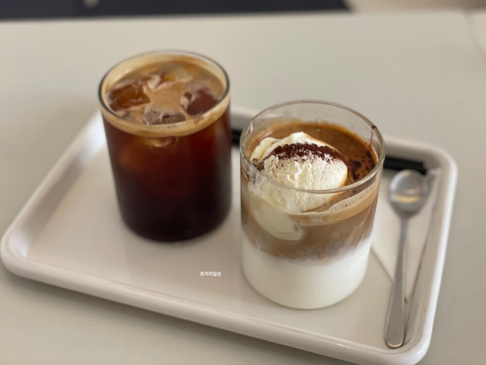 곡교천 은행나무길 카페 언더힐 - 흰 테이블 위 커피