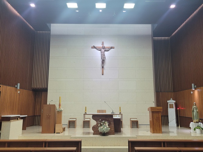 가회동성당 성전 십자고상, 제대, 제단, 감실 사진