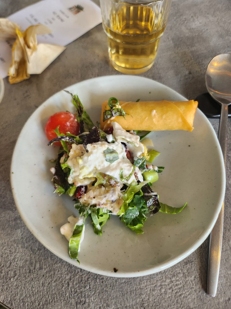 샐러드와 스프링롤