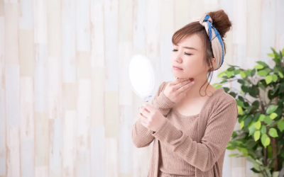 목이 아픈 여성