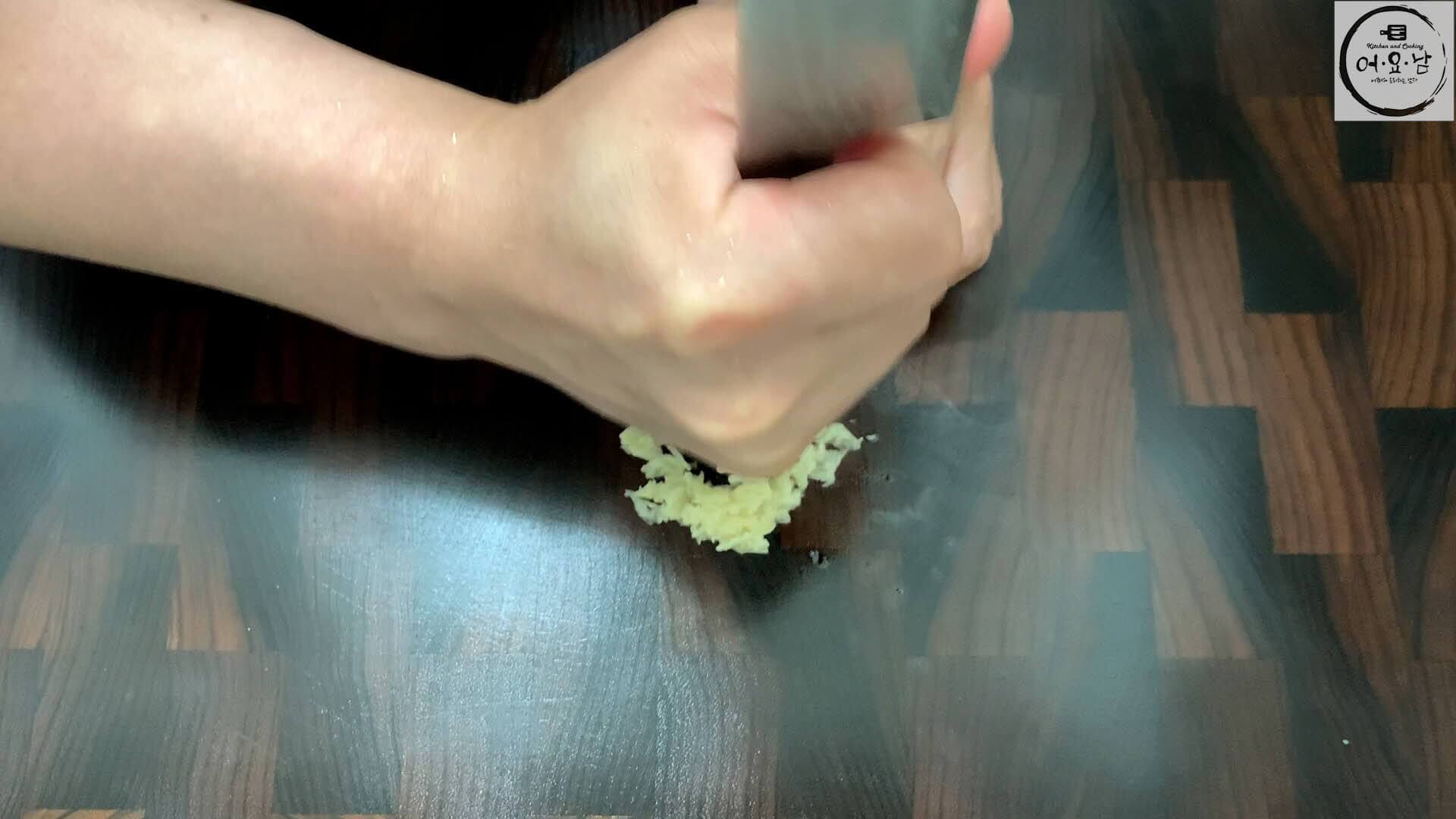 꽈리고추볶음_재료손질_마늘다지기