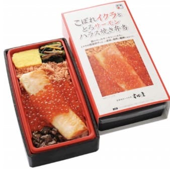 연어와 연어알이 도시락 위에 올라가 있다.