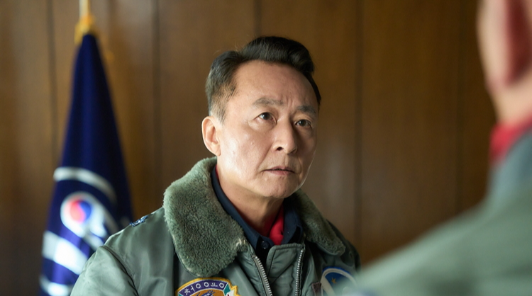 하이재킹 공군 비행단장 역 (김종수)