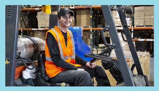 지게차-운전하고-있는-사람