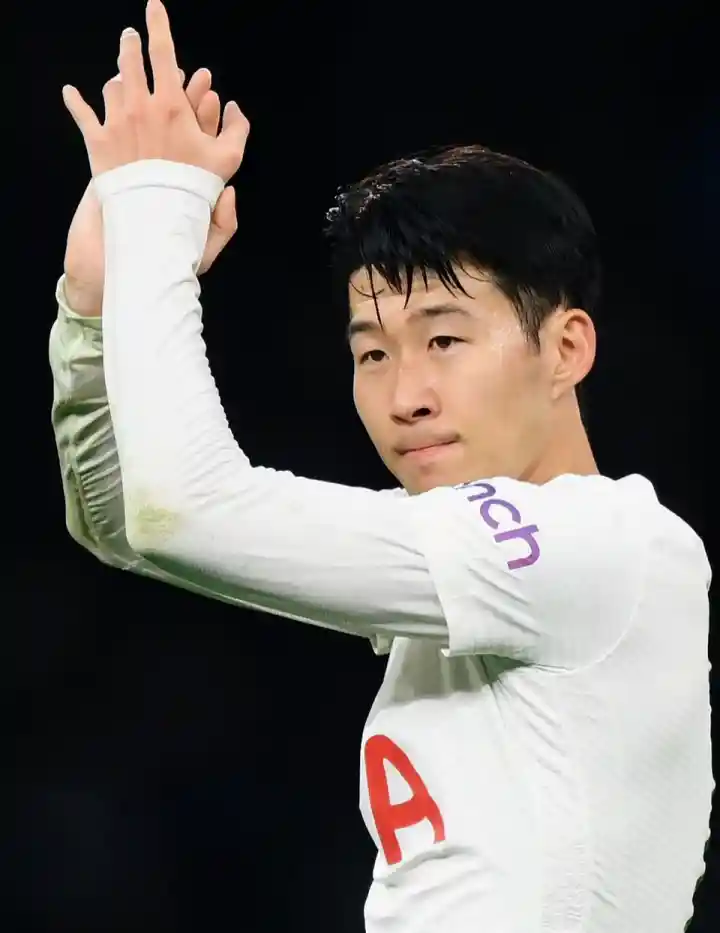 박수치고-있는-손흥민