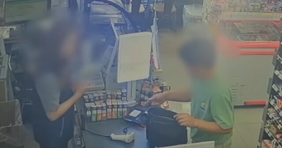 인천 지역 편의점 200여곳을 돌며 교통카드를 충전한 뒤 돈을 내지 않고 달아난 남성이 붙잡혔다. 사진은 지난 16일 경찰청 공식 유튜브 계정에 올라온 A씨의 범죄 행각. [사진=유튜브 채널 '경찰청']