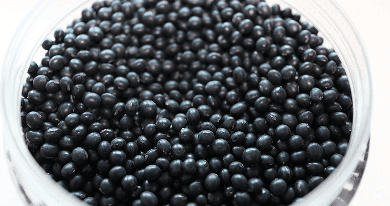 유리병에 담겨 있는 쥐눈이콩