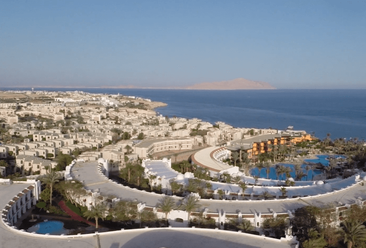 바다를-둘러싼-건물