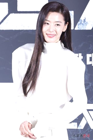 군체 영화 개봉일 줄거리 연상호 감독 출연진 전지현 구교환