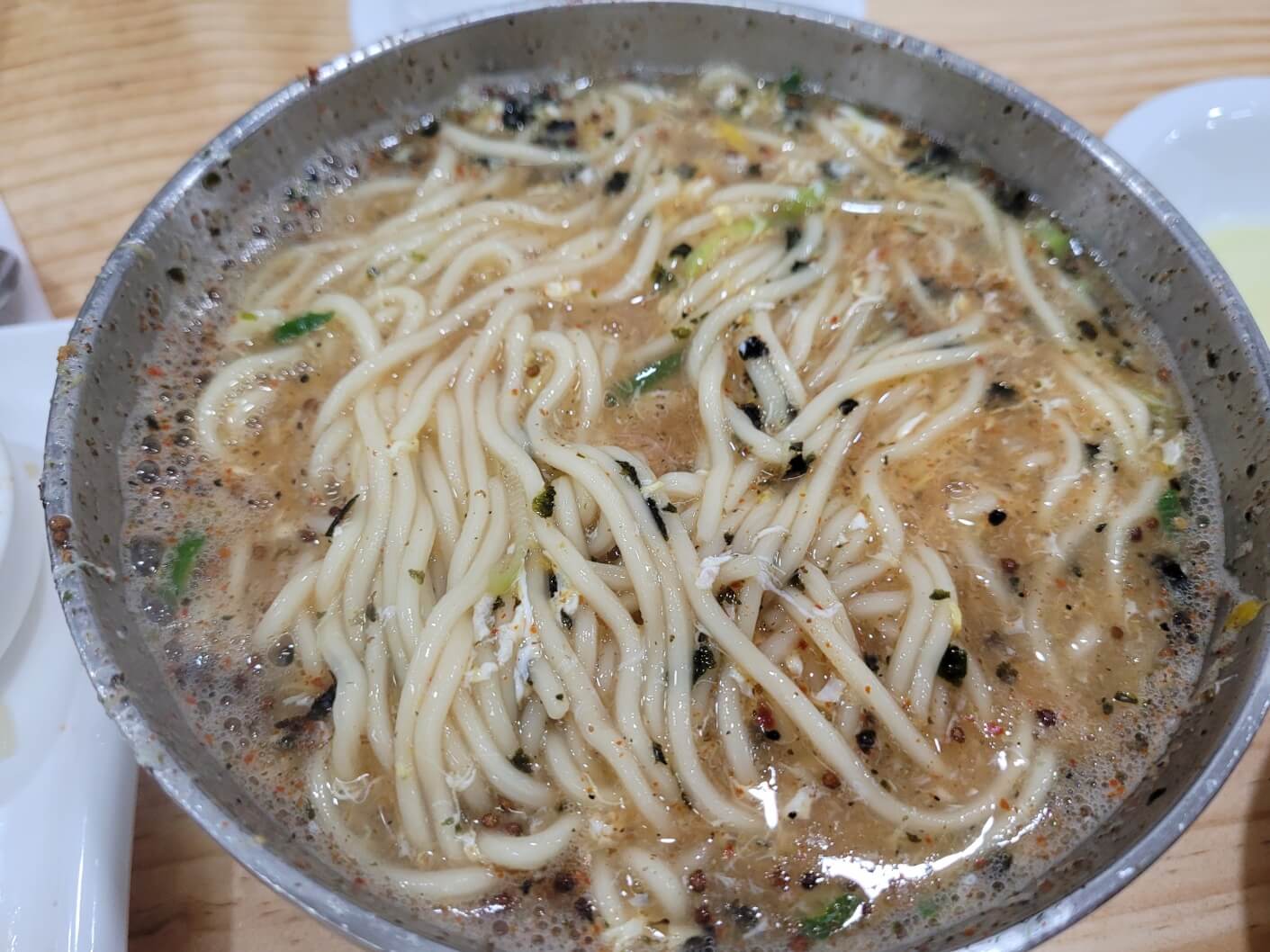칼국수 내용물 섞은 사진