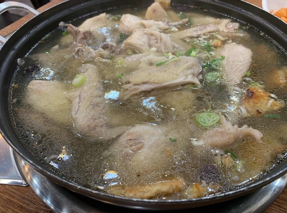 '초원의집' 의 시그니처 메뉴인 누룽지 백숙