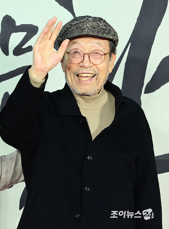 배우 신구가 31일 오후 서울 중구 장충동 국립극장에서 열린 '2024 대한민국 대중문화예술상' 시상식에 참석하고 있다. [사진=정소희 기자]