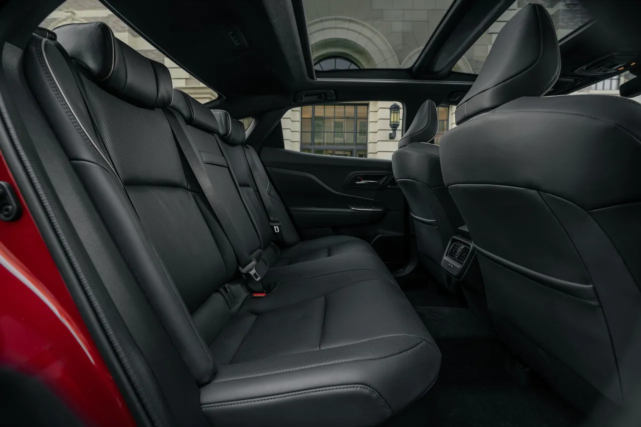 토요타 크라운 크로스오버 하이브리드 차량 이미지