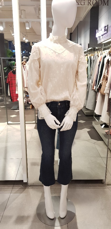 로엠 연말룩 별 패턴 시스루 블라우스 RMBLA1CR31