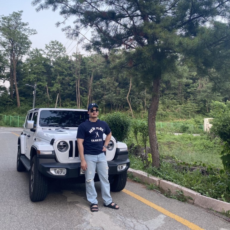 데일리룩(오뭘입)_NY볼캡, 레이벤 보잉 선글라스, 알디씨 반팔 티셔츠, 오더플리즈 와이드 연청 데님 데미지진, 버켄스탁 슬리퍼, 데일리코디, 랭글러 오버랜드, ootd
