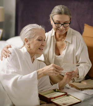 은퇴자가 고령자를 돕는 모습