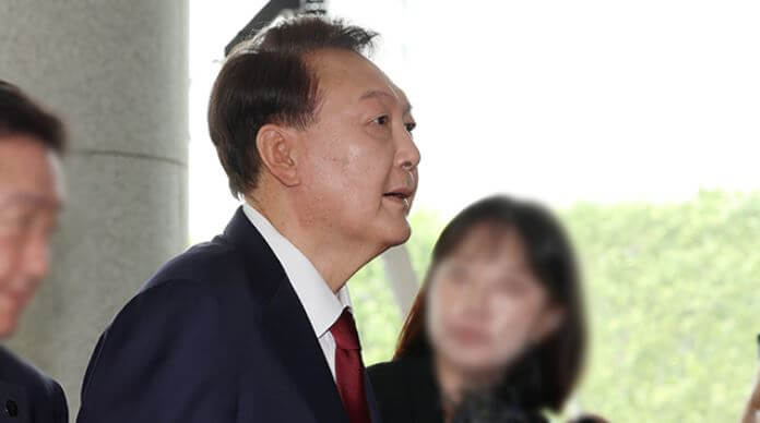 법원에 출석하는 윤석열 전대통령