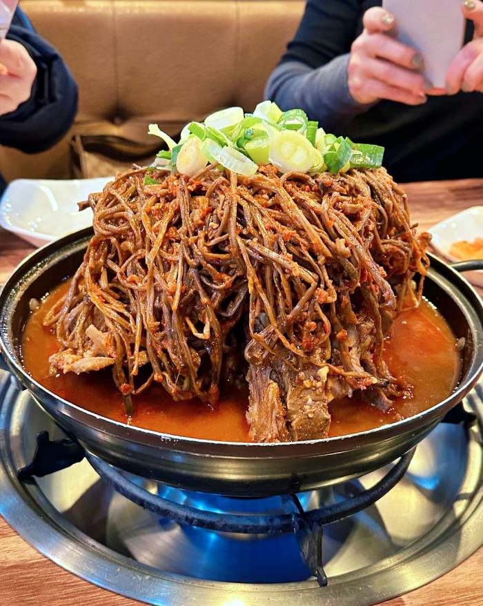 감자탕을 덮은 산더미 고구마순 고구마순 감자탕 광주 맛집 추천 생방송투데이 먹킷리스트