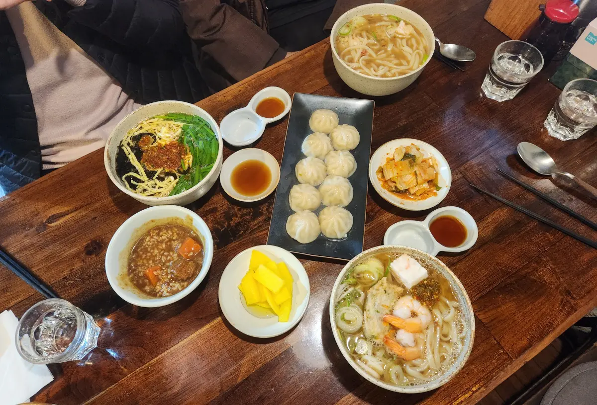 서울-종로-서촌-경복궁역-맛집-덕이나루-덕이국수-세트-미니카레-매운새우우동-새우우동-부추물만두-수제단무지-김치