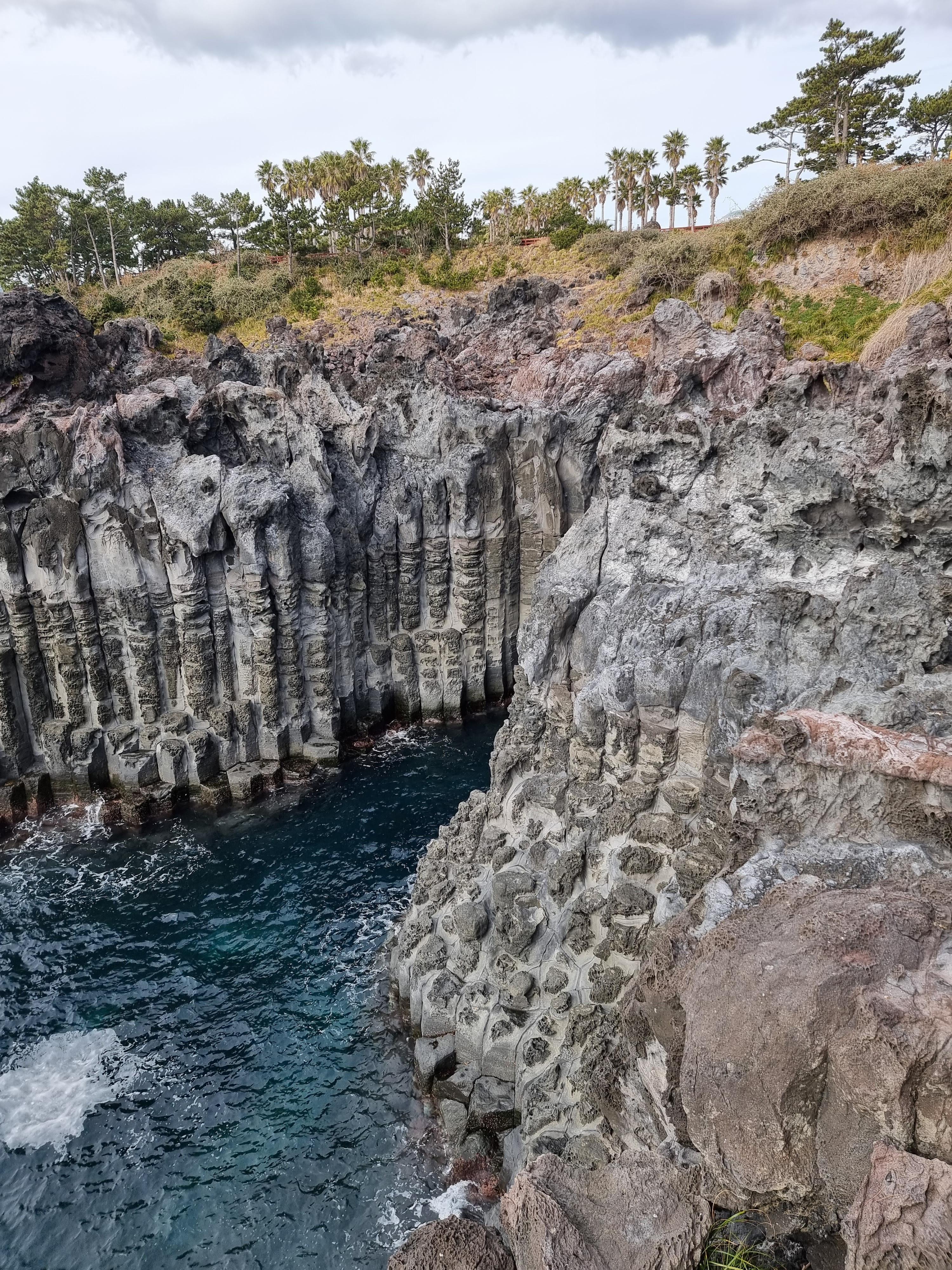 파도에 깎여나간 주상절리 절벽의 세밀한 결