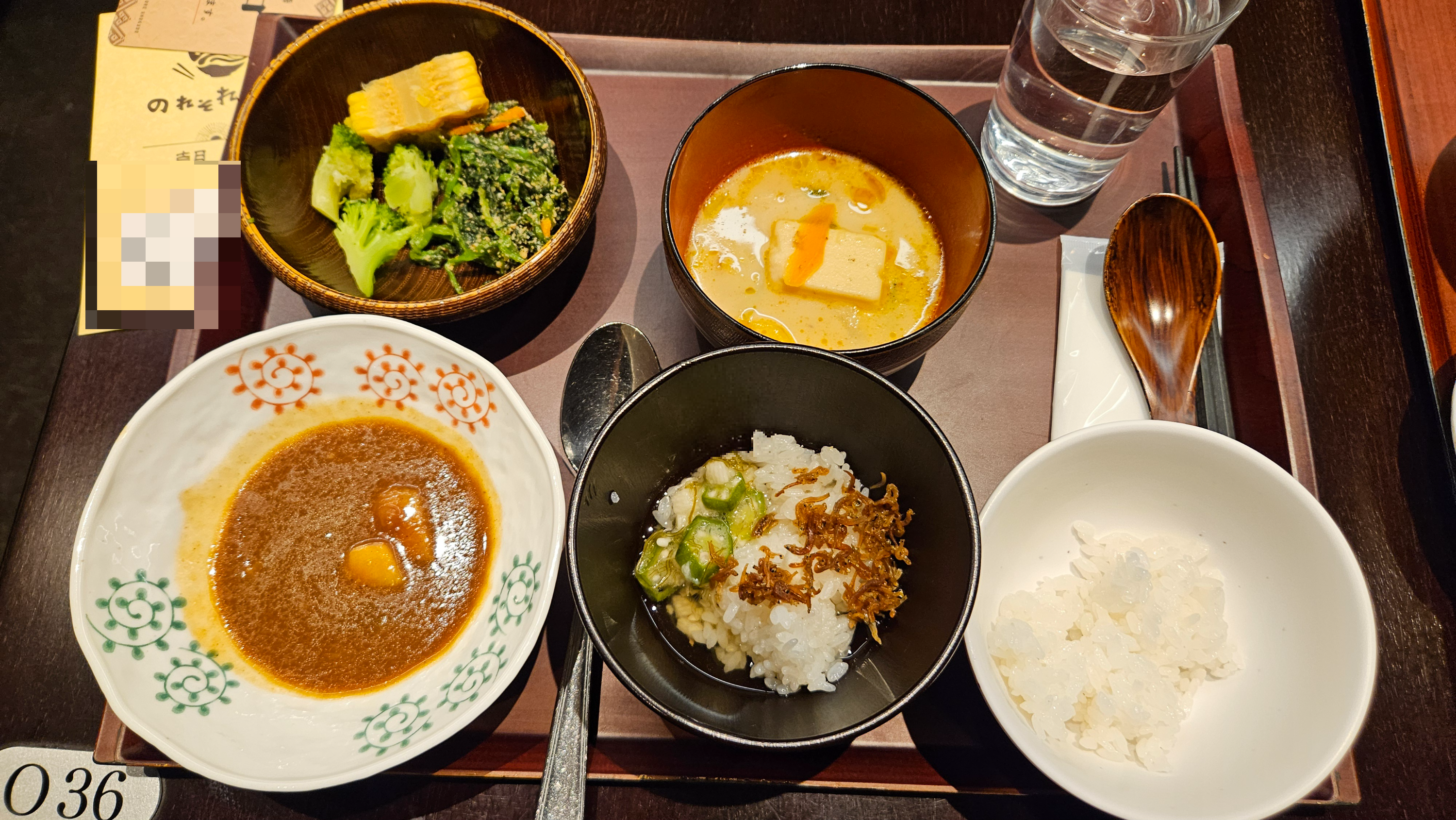 오쿠라 덮밥과 카레를 넣은 아침한상 사진